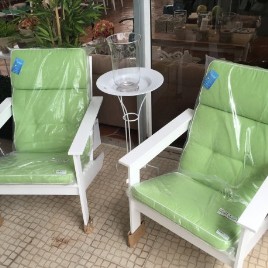 Cadeiras e mesas de jardim